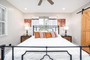 HEIRS LIVING : DELUXE - 3mi to Cabrini . King Bed . Washer and Dryer . PetsOK . Free Parking